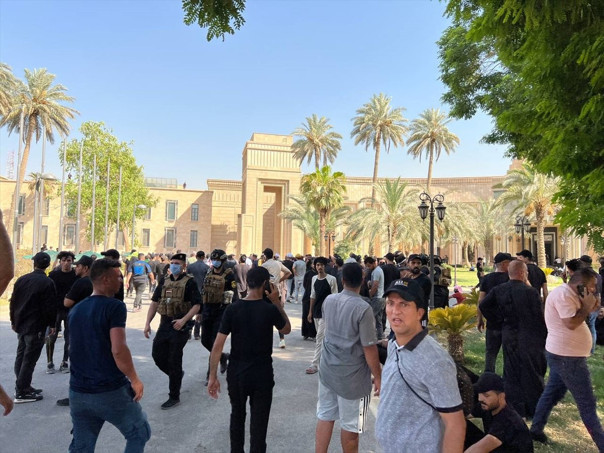 Irak'ta Sadr yanlıları Bağdat ve güney kentlerde sokaklara döküldü - Resim: 1