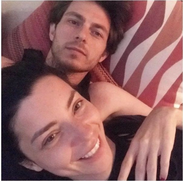 Merve Boluğur sevgilisini plajda öpücüklere boğdu kahkahaları ortalığı inletti - Resim: 3