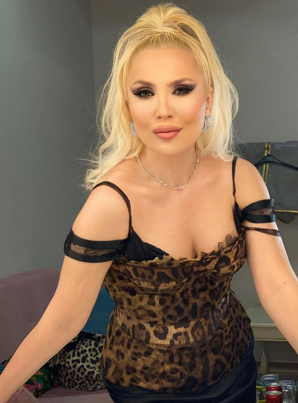 Lerzan Mutlu şeffaf bluzu ve sütyeniyle dikkat çekti! "Çok küçükmüş" yorumu kızdırdı - Resim: 2