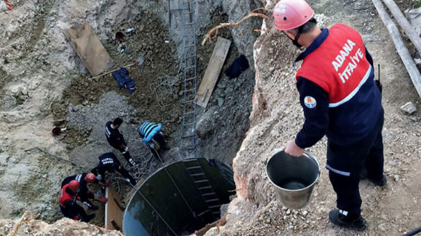 Adana'da kuyu çöktü! Toprak altında kalan işçilerden biri öldü - Resim: 0