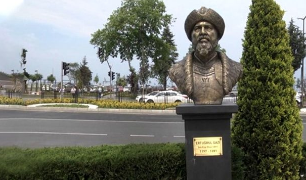 Ertuğrul Gazi diye Engin Altan Düzyatan'ın heykeli dikildi! 2 kişi kovuldu - Resim: 2