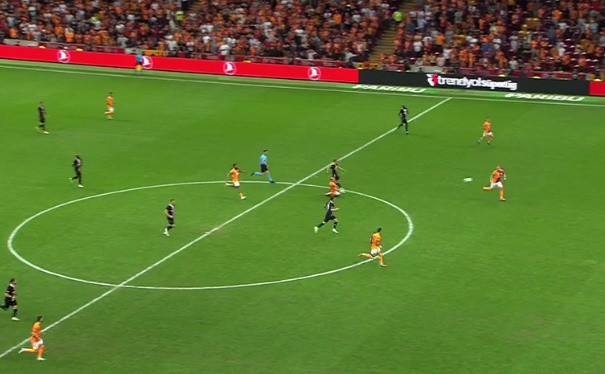 Muslera'ya 50 metreden gol attı sarı kırmızılı taraftar Furkan Soyalp'i alkışladı - Resim: 0