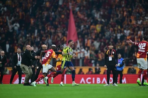 Galatasaray-Fenerbahçe derbisi biter bitmez kavga çıktı - Resim: 7