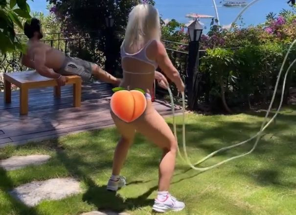 Ece Seçkin kendi kendini sansürledi! Kalçasına... - Resim: 3