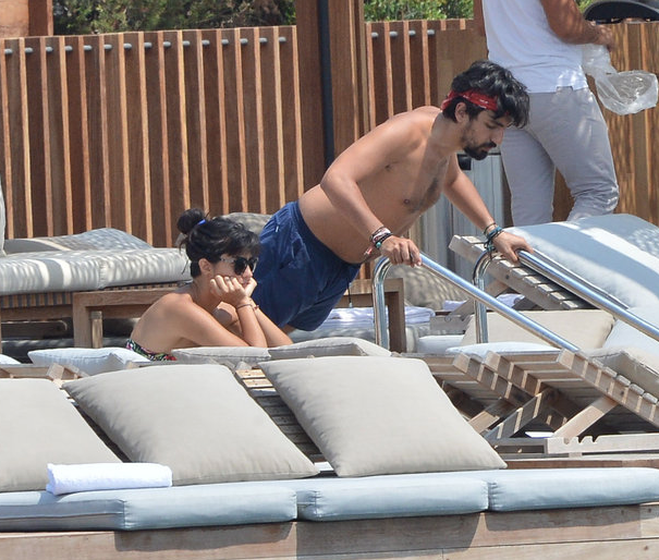 Kavga dedikodusu fos çıktı! Öpücüklere boğdu - Resim: 4