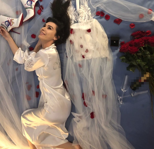 Sinan Akçıl ile Burcu Kıratlı otoparkta dudak dudağa! - Resim: 2