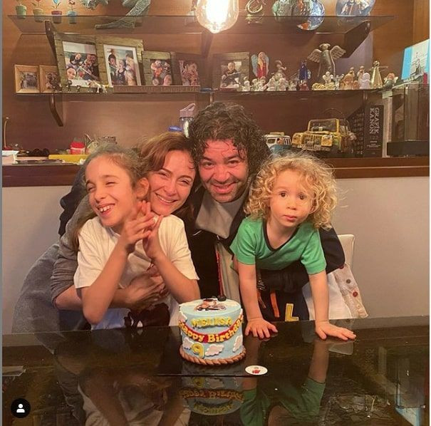 Ceyda Düvenci eşi Bülent Şakrak'ı uğurladı Sefirin Kızı sete çıkıyor - Resim: 2