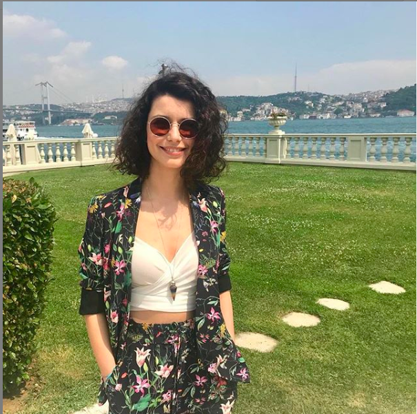Beren Saat'in göğüs ucu göründü kıyafet tercihi olay oldu! - Resim: 1