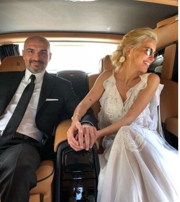 Burcu Esmersoy'un pembe elbiseli paylaşımı herkesi mest etti! - Resim: 1