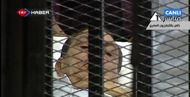 Mübarek kafes içinde ifade veriyor - Resim: 4