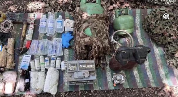 Pençe-Kilit Operasyonu bölgesindeki sığınakta çok sayıda silah ve mühimmat ele geçirildi - Resim: 1