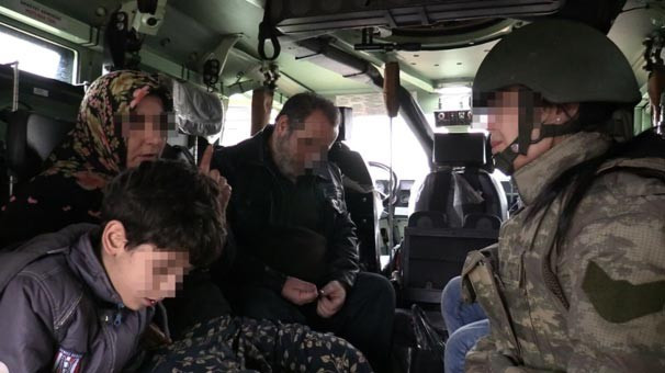 Asker 40 gündür mahsur kalan aileyi kurtardı - Resim: 4