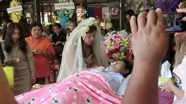 Sevgilisi aniden ölünce cesediyle evlendi! - Resim: 1