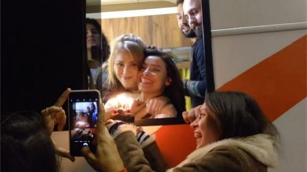 Kiralık Aşk'ta soğuk rüzgarlar... Elçin Sangu'yla kavga mı ettiler? - Resim: 1