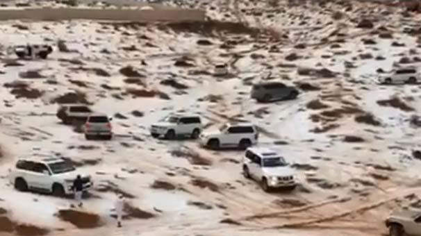 Olmaz olmaz demeyin sonunda çöle kar yağdı - Resim: 1