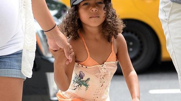 Kardashian'dan kızına korse giydirme iddiasına yanıt! - Resim: 1