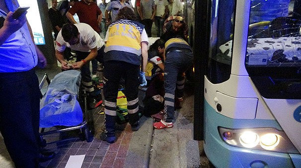 Gece yarısı dehşeti yaşadılar otobüs durağa daldı - Resim: 2