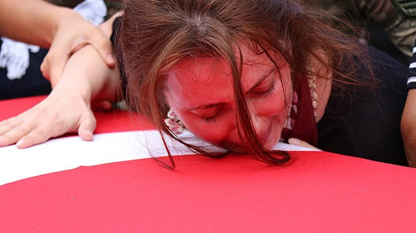 Şehidin eşi tabuta sarıldı, sonra bayıldı - Resim: 1