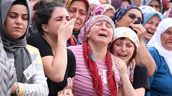 Şehidin eşi tabuta sarıldı, sonra bayıldı - Resim: 2