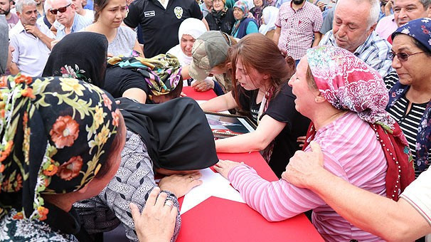 Şehidin eşi tabuta sarıldı, sonra bayıldı - Resim: 3