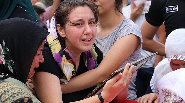 Şehidin eşi tabuta sarıldı, sonra bayıldı - Resim: 4