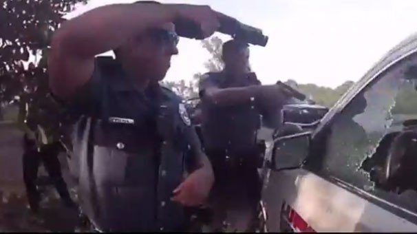 Yere yatırıp ellerini kelepçelediler tam o sırada... Skandal olay! - Resim: 2