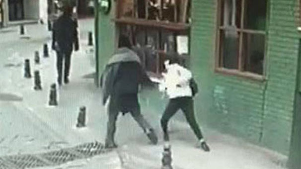 Kadıköy'de genç kıza yumruk atan saldırganı Müge Anlı da arıyormuş! - Resim: 1