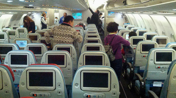 Ağzınız açık alacak uçağın içerisinde battaniyenin altında... - Resim: 1