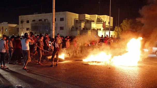  Komşu ülkede parti binasını bastılar! - Resim: 3