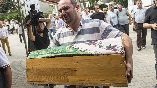 Kızının tabutunu kimseye vermedi! - Resim: 1