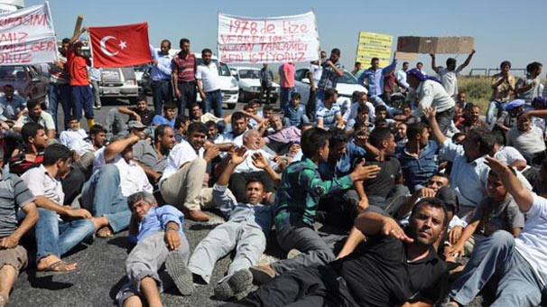 Topraksız köylüler yolu kapattı - Resim: 1