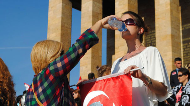 Anıtkabir'de 'duran kadın' eylemi - Resim: 1