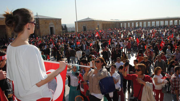Anıtkabir'de 'duran kadın' eylemi - Resim: 2
