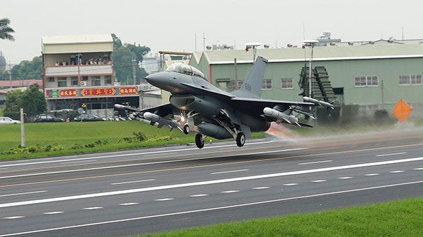 F-16'ları otobana indirip dünyaya şov yaptılar - Resim: 4