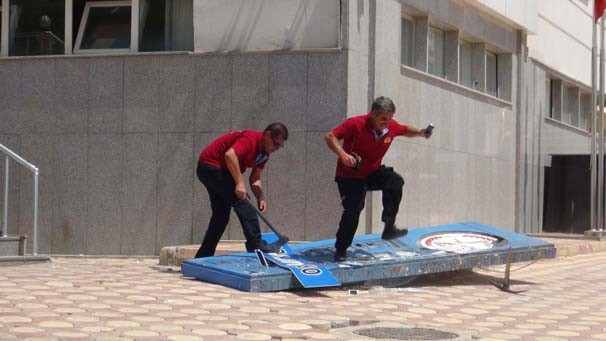 Tekbirlerle indirip, balyozla parçaladılar - Resim: 4