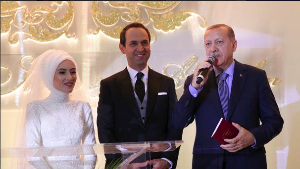 Alparslan Bayraktar kimdir, aslen nereli, yaşı kaç? Alparslan Bayraktar eşi Saide Simin Mercan kimdir? - Resim: 0