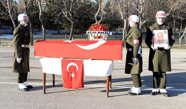 AK Partili vekil üşüyen asker babasına paltosunu verdi - Resim: 4