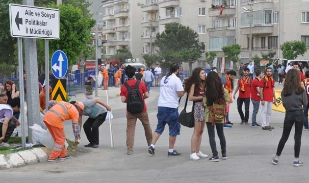 HDP'lilere tepki gösterdi, saçından tutulup içeriye çekildi! - Resim: 2