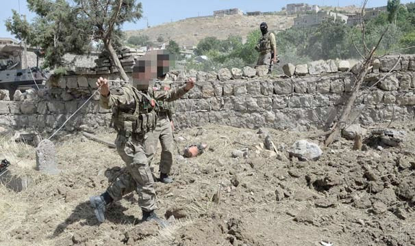 Şırnak'ta mezarlıkta arama yapan asker bakın ne buldu! - Resim: 3