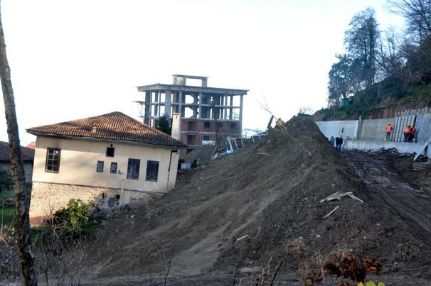 Evler yan yattı yollar çöktü! Tüm mahalle boşaltılıyor - Resim: 1