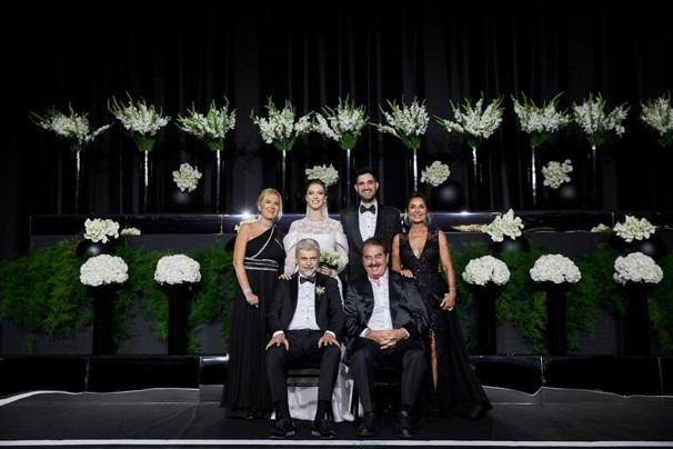 İdo Tatlıses düğününde aile pozu olay oldu annesi Derya Tuna yıktı - Resim: 0