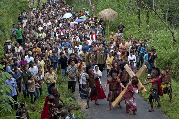 Diri diri çarmıha gerdiler... - Resim: 4