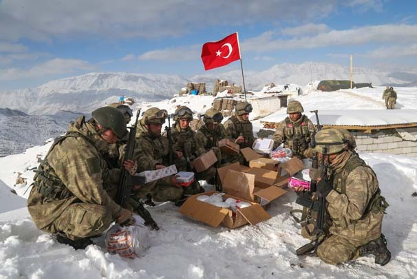 Mehmetciğe büyük sürpriz! Bakın o paketlerden ne çıktı - Resim: 1
