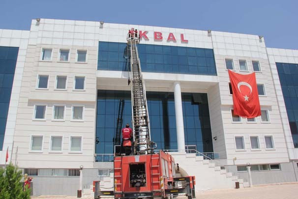 Tekbirlerle indirip, balyozla parçaladılar - Resim: 1