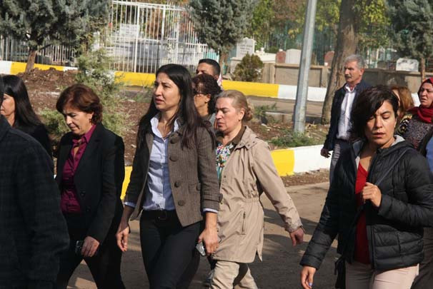HDP'li vekil Leyla Birlik, PKK'lı teröristin cenazesine katıldı - Resim: 1