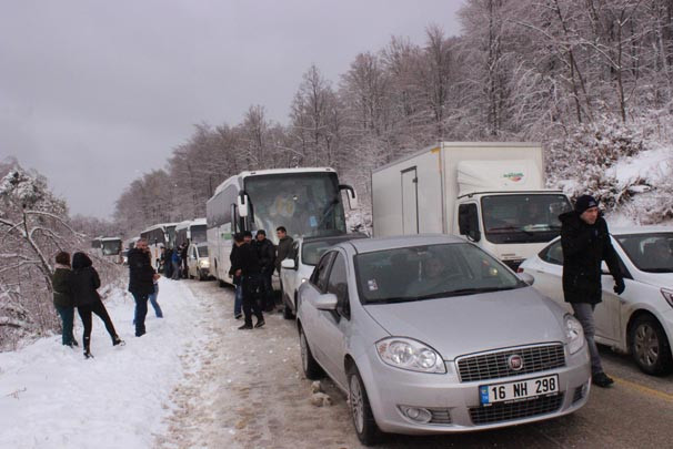 Kardan yol kapandı, kilometrelerce kuyruk oluştu! - Resim: 4