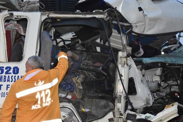 Konya'da can pazarı iki kamyon birbirine girdi dehşet görüntüler - Resim: 2