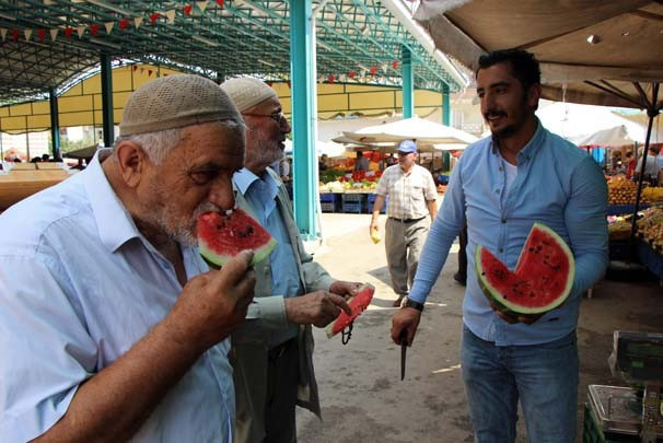 Öyle bir vaatte bulundu ki 35 ton karpuz sattı - Resim: 2