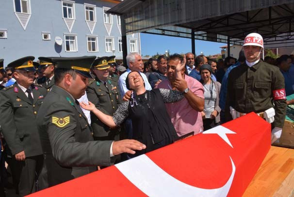 Acılı anne saçlarını yolup tabutların üstüne bıraktı - Resim: 2