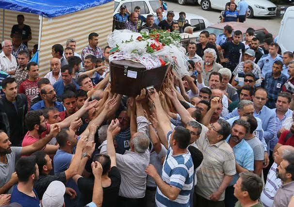 Ceylin son yolculuğuna böyle uğurlandı - Resim: 1